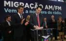 O governador Beto Richa e o ministro da Ciência, Tecnologia, Inovações e Comunicações, Gilberto Kassab, assinaram na segunda-feira (5/6), no Palácio Iguaçu, o termo de adaptação de outorgas que permite a migração de emissoras de rádio AM para a faixa FM. Curitiba, 05/06/2017.