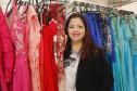 Eliane Cristina Beffa, com sua loja de locação de roupas em Apucarana.