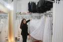 Eliane Cristina Beffa, com sua loja de locação de roupas em Apucarana.