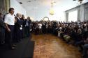 Governador Beto Richa, acompanhado da secretária da Família e Desenvolvimento Social, Fernanda Richa, o secretário chefe da Casa Civil, deputado Valdir Rossoni, e demais autoridades, recebem prefeitos no salão de atos do Palácio Iguaçu, para assinatura de contratos de financiamento e repasse de recursos. 