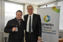 Fomento Paraná dá início a operações com Correspondentes em associações comerciais. Na imagem, assinatura do convênio com a Acinfaz.