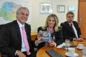 A Fomento Paraná recebeu uma visita da vice-governadora Cida Borghetti, nesta terça (17/10). Cida foi recebida pelo presidente Vilson Ribeiro de Andrade e participou da Reunião de Diretoria, quando assistiu a uma apresentação dos números que mostram a evolução da instituição desde 2011.