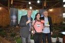 Agentes de crédito que se destacaram no desempenho de suas atividades nos municípios paranaenses foram homenageados com a entrega do Prêmio Fomento Paraná e Sebrae-PR de Microcrédito – 2017. Luciana Dani com o presidente da Fomento Paraná, Vilson Ribeiro de Andrade, e o Diretor de Operações do Sebrae/PR, Julio Agostini.
