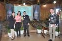 Agentes de crédito que se destacaram no desempenho de suas atividades nos municípios paranaenses foram homenageados com a entrega do Prêmio Fomento Paraná e Sebrae-PR de Microcrédito – 2017. Luciana Dani, de Francisco Beltrão, vencedora da categoria Agente Revelação.