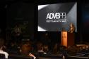 Luiz Malucelli Neto, diretor de Mercado, em discurso para empresários e agências de publicidade e propaganda durante a premiação do Top de Marketing da ADVB-PR.