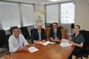 O prefeito de Guaíra, Heraldo Trento, assinou um contrato de financiamento de R$ 4 milhões com a Fomento Paraná nesta segunda-feira (18). O valor será investido na pavimentação de diversas ruas do município, que fica no Oeste do estado.