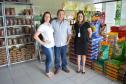 Loja de produtos agropecuários buscou financiamento da instituição para melhorar estoque de insumos. Na imagem, Simone e Silvio com a correspondente da Fomento Paraná, Thalita Senhorini.