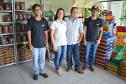 Loja de produtos agropecuários buscou financiamento da instituição para melhorar estoque de insumos. Na imagem, Silvio e Simone com os funcionários Arnaldo e Mateus.
