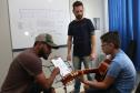 Os professores Rodrigo Haniskievicz (em pé) e Webis Duarte orientam o aluno Alexandre Pinheiro Neto. Local atende estudantes de música de todas as idades. Empreendedor usou a linha da Fomento Paraná, desenvolvida em parceria com a Secretaria de Estado da Cultura para apoiar empreendimentos da economia criativa.