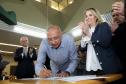 O município de Araucária investirá R$ 30,9 milhões em melhorias urbanas e compra de equipamentos para a prefeitura. Os recursos foram autorizados pela governadora Cida Borghetti, nesta terça-feira (8), em evento na cidade. 