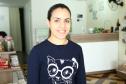 Eliziane Martinhaki, que vendia produtos naturais de porta em porta e há cinco meses abriu uma loja de produtos naturais com recursos de um financiamento de microcrédito.