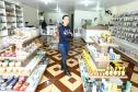 Eliziane Martinhaki, que vendia produtos naturais de porta em porta e há cinco meses abriu uma loja de produtos naturais com recursos de um financiamento de microcrédito.