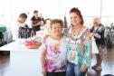 Empreendedora Soraia de Fátima Silva, com ajuda da Fomento Paraná montou um ateliê de corte e costura. Na imagem, com a aluna Sueli Kohatsu.

 Foto: José Fernando Ogura/ANPr
