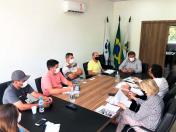 O diretor-presidente da Fomento Paraná, Heraldo Neves, e a assessora Emilia Belinati  em reunião na prefeitura de Tunas do Paraná