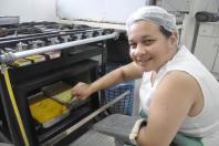 Adriana Tondin na cozinha financiada com recursos do Banco da Mulher Paranaense