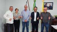 Em Iporã, o prefeito Sérgio Borges recebeu o pessoal da Fomento Paraná acompanhado do secretário de Administração, Renan, e do procurador jurídico, Arildo Campos. 