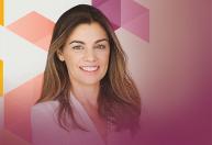 Programa Banco da Mulher Paranaense. Uma mulher loira, de pele clara e cabelos castanho claros, está sorrindo. A imagem tem um filhtro rosado e grafismos rosados