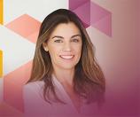 Programa Banco da Mulher Paranaense. Uma mulher loira, de pele clara e cabelos castanho claros, está sorrindo. A imagem tem um filhtro rosado e grafismos rosados