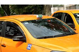 Veículo de táxi de Curitiba na cor laranja