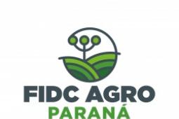 Figura em tons de verde escrito FIDC AGRO PARANÁ mostrando uma araucária num campo plantado 