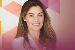 Programa Banco da Mulher Paranaense. Uma mulher loira, de pele clara e cabelos castanho claros, está sorrindo. A imagem tem um filhtro rosado e grafismos rosados