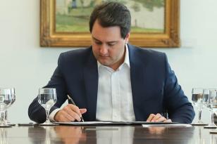 O governador Carlos Massa Ratinho Junior assinou decreto na última sexta-feira (05) que regulamenta o Programa de Parcerias do Paraná (PAR), criado por lei neste ano para garantir qualidade das parcerias do Estado com o setor privado e dar segurança jurídica para o poder público e para os investidores.