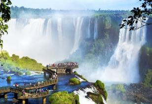 Vista da passarela nas Cataratas do Iguaçu, em Foz do Iguaçu.