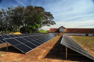 Painéis solares instalados em propriedade rural na cidade de Jacarezinho
