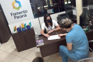 Empresária Eliane Nezi, de Francisco Beltrão, é atendida por agente de crédito da Fomento Paraná.