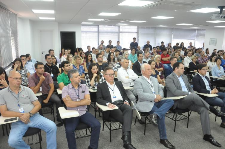 Colaboradores assistem à posse do novo diretor-presidente.