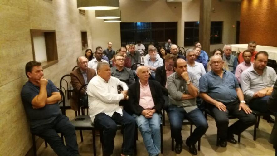 Reunião da Associação dos Municípios do Médio Paranapanema (Amepar), presidida pelo prefeito de Arapongas, Sérgio Onofre.