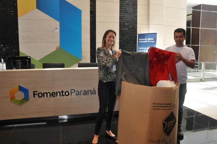 Entrega de donativos de colaboradores da Fomento Paraná para Campanha do Agasalho.