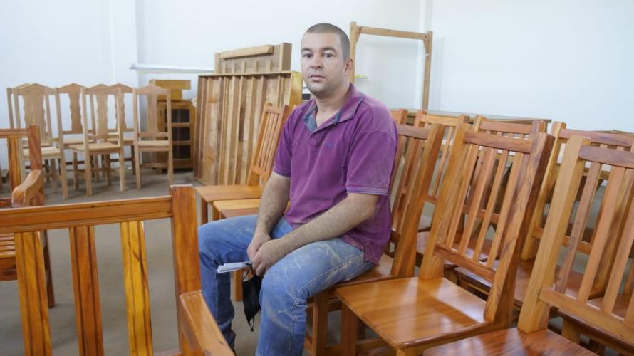 Oziel Gomes Marques fabrica móveis rústicos como MEI, em São Tomé