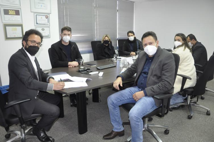 Prefeito de Reserva do Iguaçu, Vitório Antunes de Paula, assina convênio com a Fomento Paraná