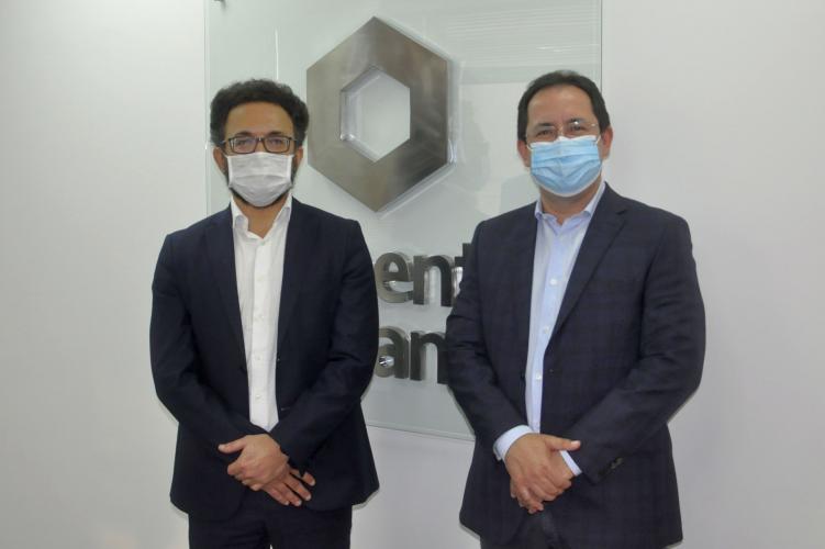 O diretor-presidente da Fomento Paraná, Heraldo Neves, e o presidente da Goiás Fomento, Rivael Aguiar Pereira, posam para fotografia em pé, em frente à logo da Fomento Paraná.