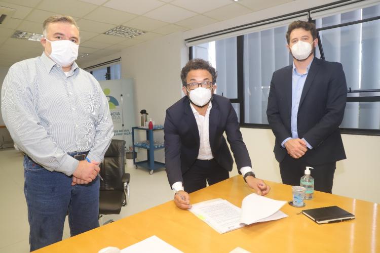 Secretário de Justiça, Família e Trabalho do Paraná, Ney Leprevost, aparece ao lado do diretor-presidente Heraldo Neves e do diretor de mercado Vinicius José Rocha, da Fomento Paraná