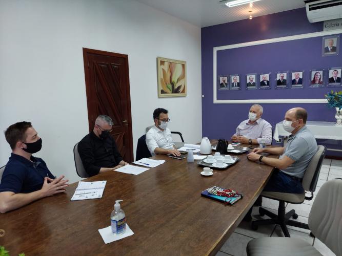 Reunião em Pato Bragado, com o prefeito Leomar Rohden recebeu os diretores Heraldo Neves e Renato Maçaneiro acompanhado dos secretários municipais da Saúde John Nodari, de Indústria, Comércio, Turismo e Desenvolvimento Econômico, Volmir Wollmann, de Planejamento, Lucas Blatt.