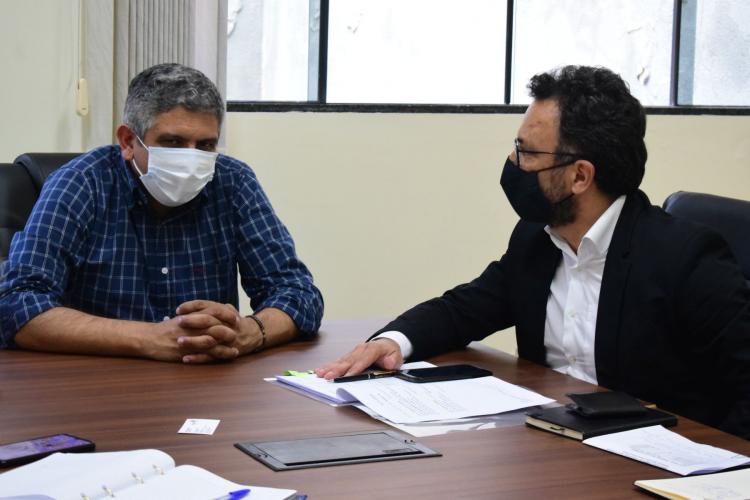 O prefeito de Alto Piquiri, Giovane Mendes de Carvalho, e o diretor-presidente da FOmento Paraná, Heraldo Neves, sentados em uma mesa de reunião