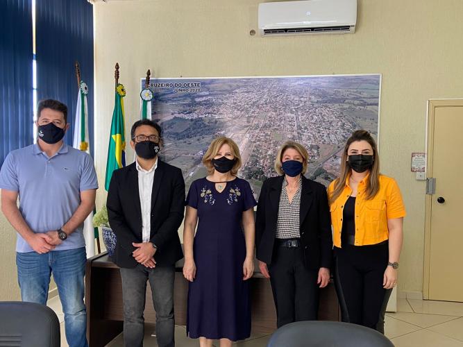 Em Cruzeiro do Oeste, reunião com a prefeita Maria Helena Rodrigues e a secretária de Indústria e Comércio do município, Francielle de Carvalho.