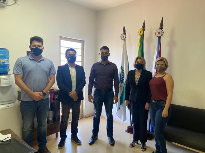 Em reunião entre o prefeito de Doutor Camargo, Edilem Xavier, e os diretores da Fomento Paraná