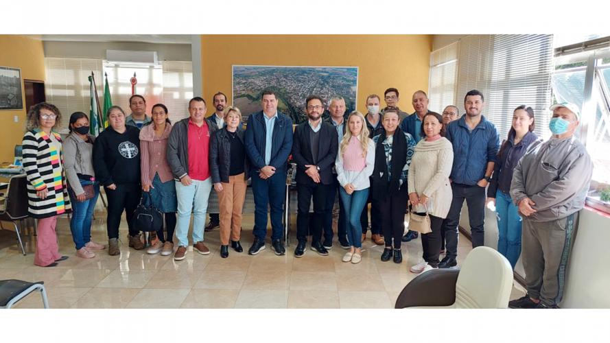 Em Barbosa Ferraz, o encontro da equipe da Fomento Paraná com o prefeito Edenilsson Miliossi e a vice-prefeita, Lucinete Sanches, teve participação da agente de crédito Gabriela Camargo e representantes do segmento produtivo de crochê e associação de artesãos.