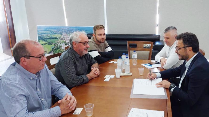 Em Iporã, o prefeito Sérgio Borges recebeu o pessoal da Fomento Paraná acompanhado do secretário de Administração, Renan, e do procurador jurídico, Arildo Campos.
