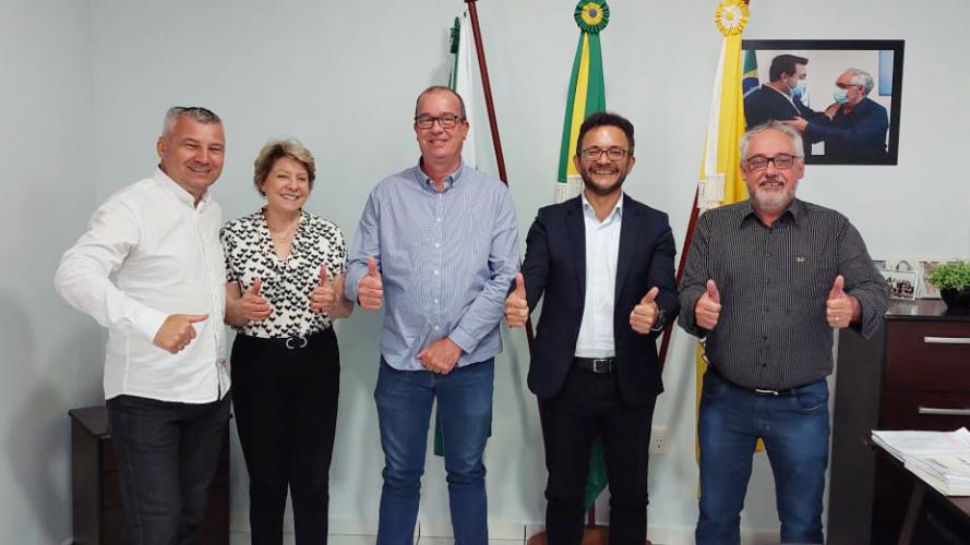 Em Iporã, o prefeito Sérgio Borges recebeu o pessoal da Fomento Paraná acompanhado do secretário de Administração, Renan, e do procurador jurídico, Arildo Campos.