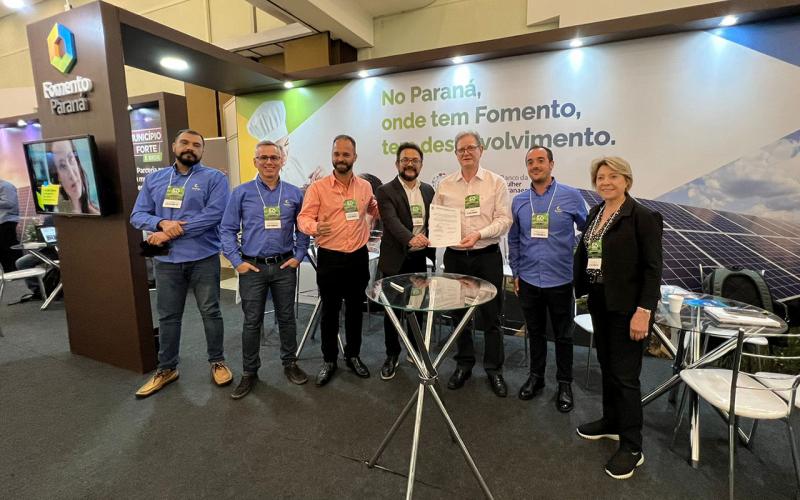 O diretor-presidente da Fomento Paraná, Heraldo Neves, e o prefeito José Maria Ferreira assinaram o convênio em Foz do Iguaçu, durante o evento “Governo 5.0 – Desenvolve Paraná”