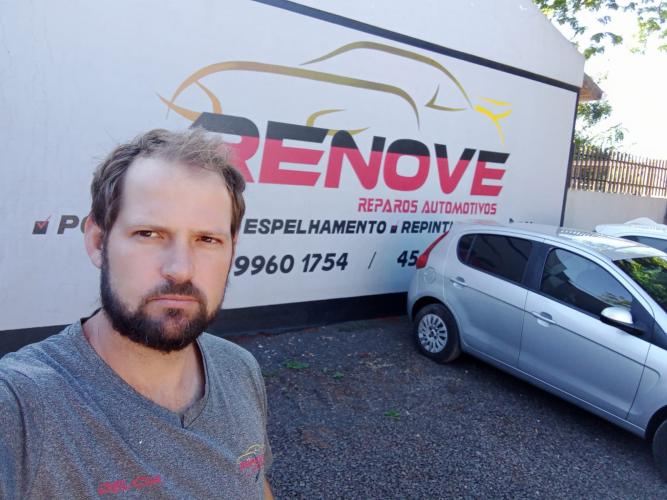 O empreendedor Delcir Crepin, em frente a sua loja, em Marechal Cândido Rondon