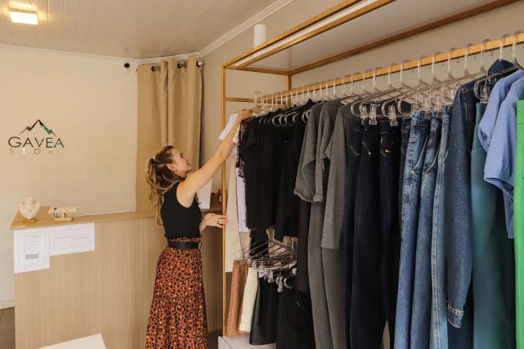 Curitiba, 07 de março de 2023 - Nathalia e sua mãe,  da Gávea Store, são empreendedoras e receberam crédito da Fomento Paraná para alavancar a loja de roupas femininas.