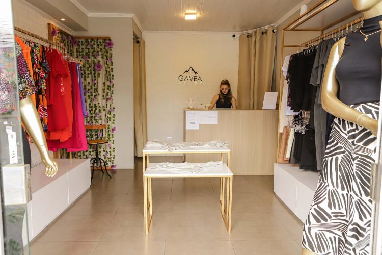 Curitiba, 07 de março de 2023 - Nathalia e sua mãe,  da Gávea Store, são empreendedoras e receberam crédito da Fomento Paraná para alavancar a loja de roupas femininas.