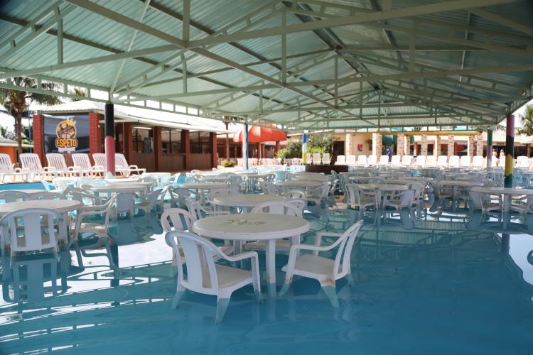 Mesas em parque aquático em Itaupulândia - Parque.