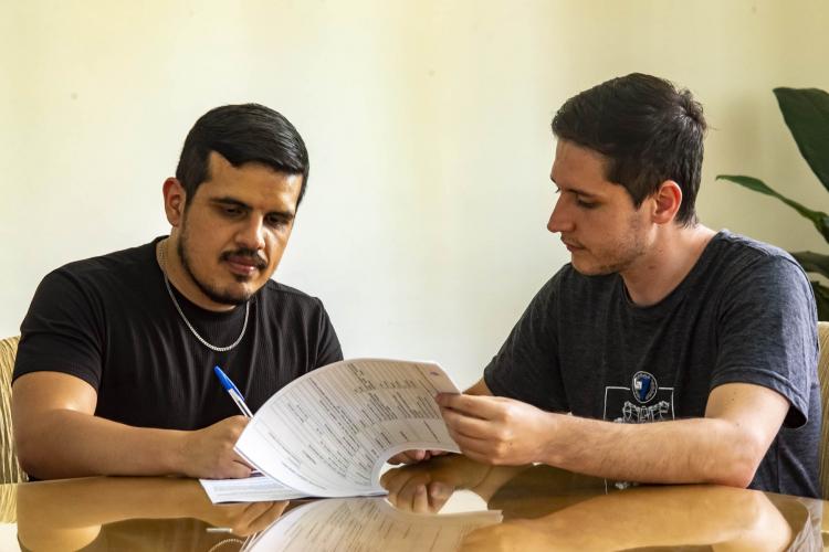 Microcrédito ganha força na Agência do Trabalhador da Cultura; atendimentos quase triplicaram - Na foto, assinatura Microcrédito produtor Bruno Lima e Phablo Bozza da ATCF