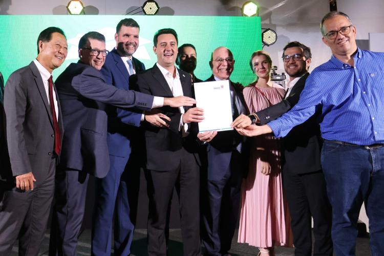 O governador Carlos Massa Ratinho Junior anunciou nesta quarta (11) em Brasília, na reunião de encerramento da Frente Parlamentar da Agropecuária (FPA), a criação do FIAGRO FIDC PARANA I